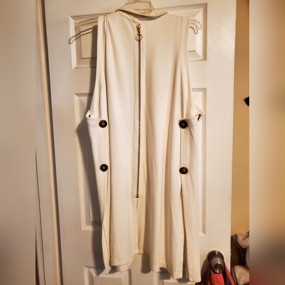 Vest - Picture 2 of 4